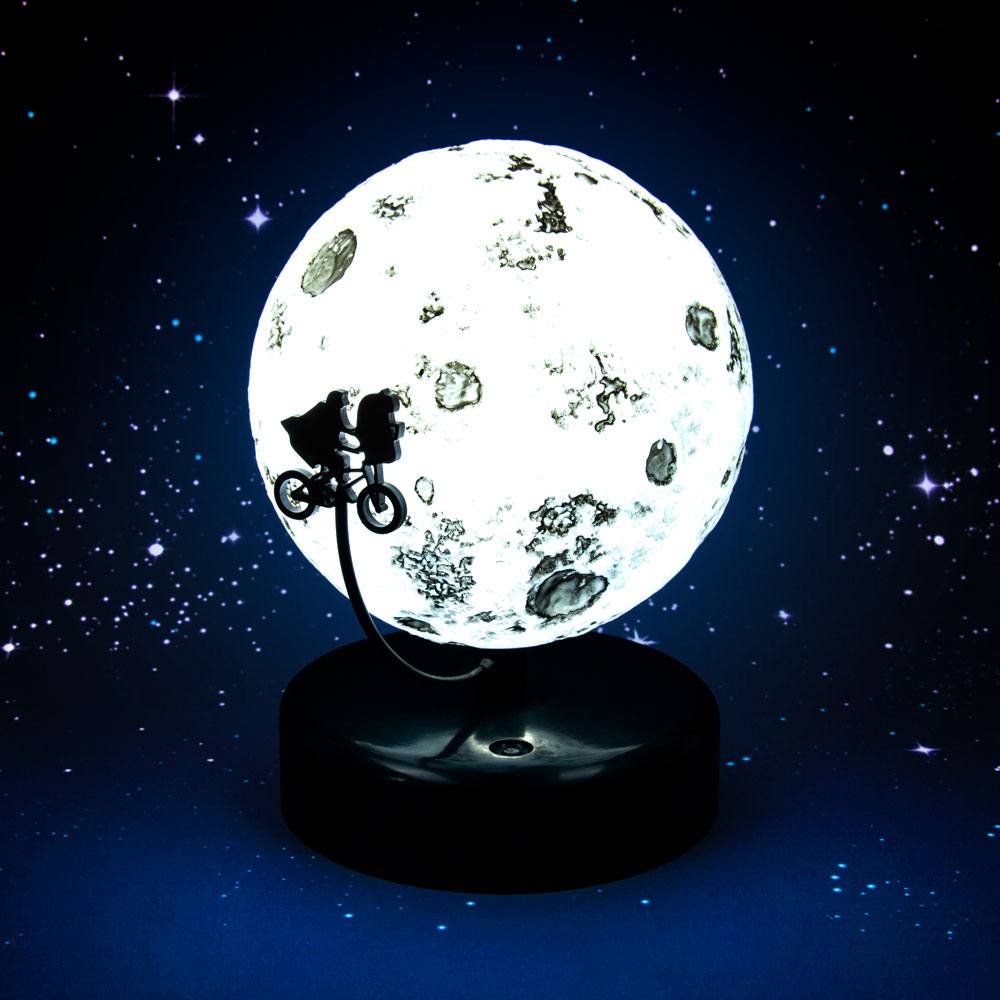 Lampa luminata in forma rotuna de luna, cu silueta lui E.T si Elliot pe bicicleta.