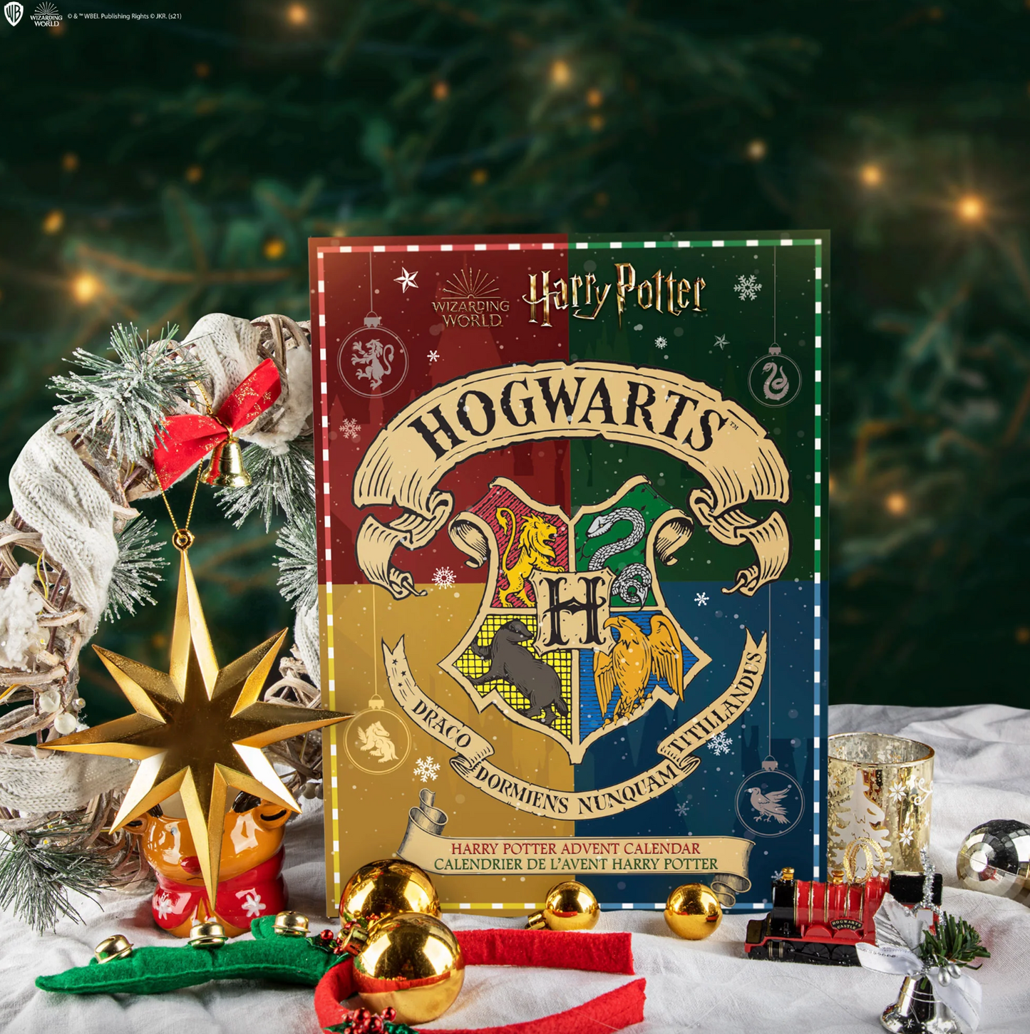 Calendar advent intr-un decor de craciun cu beteala si decoratiuni