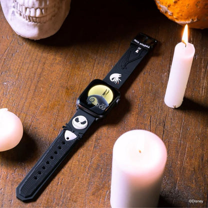 Cureaua Jack Skellington cu Apple Watch, expusă vertical printre lumânări