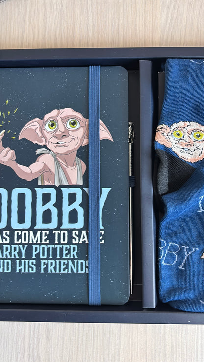 Detaliu cu caietul și șosetele Dobby în cutie