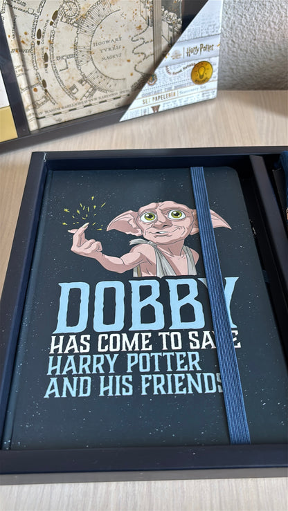Caietul Dobby în cutie, vedere de sus