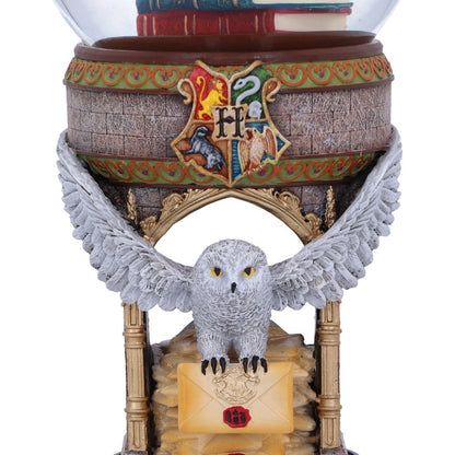 Detaliu cu bufnița și scrisoarea Hogwarts de pe glob