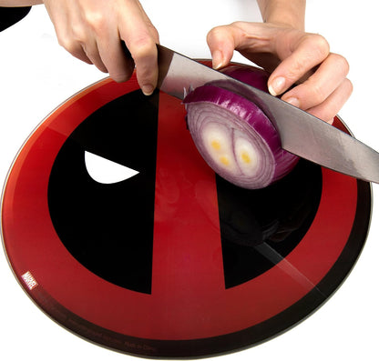 Detaliu cu o ceapă tăiată pe tocătorul Deadpool