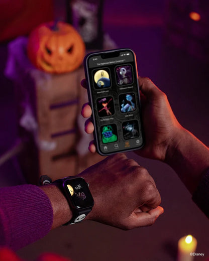 Apple Watch cu cureaua Jack Skellington și aplicația afișată pe telefon