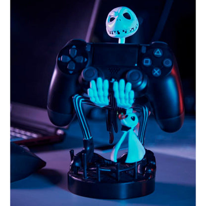 Suportul Jack Skellington cu controller, iluminat albastru în decor de gaming