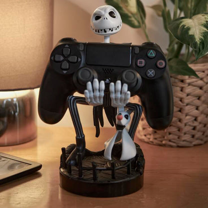 Suportul Jack Skellington cu controller pe birou, fotografie de ambient