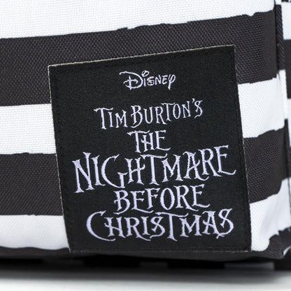 Detaliu cu emblema Nightmare Before Christmas de pe ghiozdan