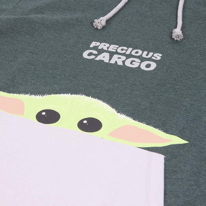 Detaliu cu imprimeul Grogu Precious Cargo și buzunarul frontal