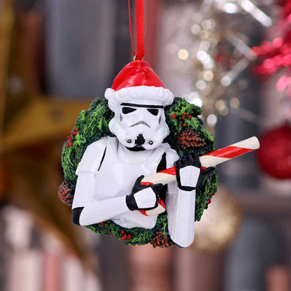 Ornamentul Stormtrooper Candy Gun suspendat în brad