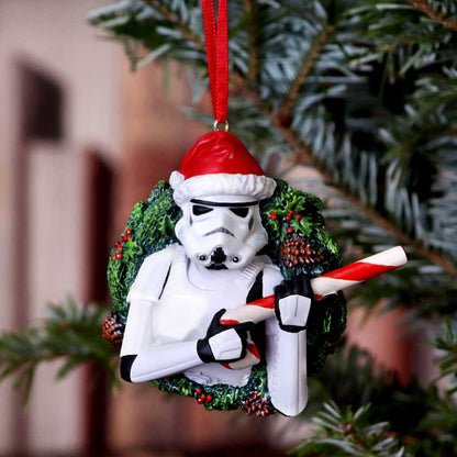 Ornamentul Stormtrooper Candy Gun suspendat pe o ramură de brad