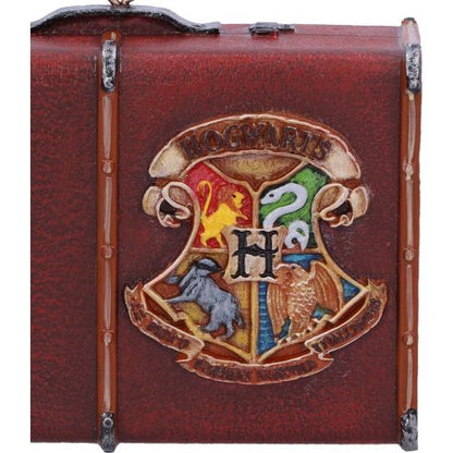 Detaliu cu emblema Hogwarts de pe ornamentul valiză