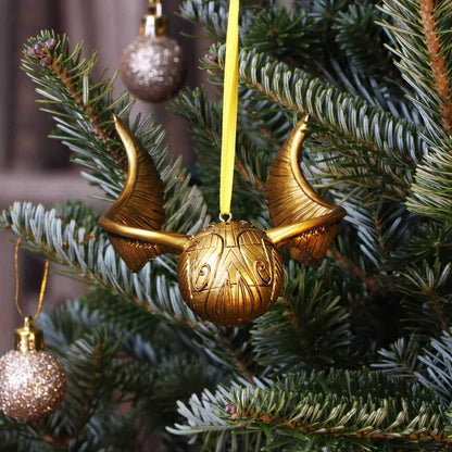 Ornamentul Golden Snitch suspendat în brad, fotografie de ambient
