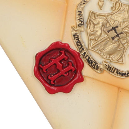 Detaliu cu sigiliul roșu și emblema Hogwarts de pe ornament