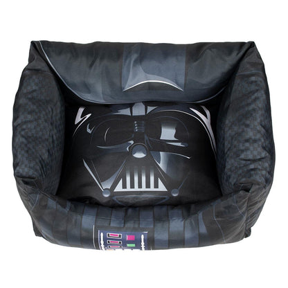 Perna Darth Vader așezată în patul pentru câini