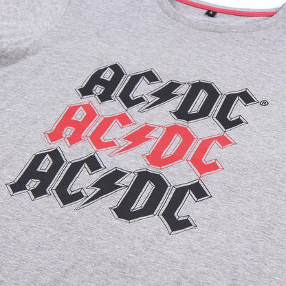 Detaliu cu imprimeul AC/DC de pe bluză