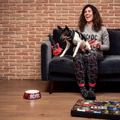 Pijamaua AC/DC purtată, fotografie de ambient cu un câine