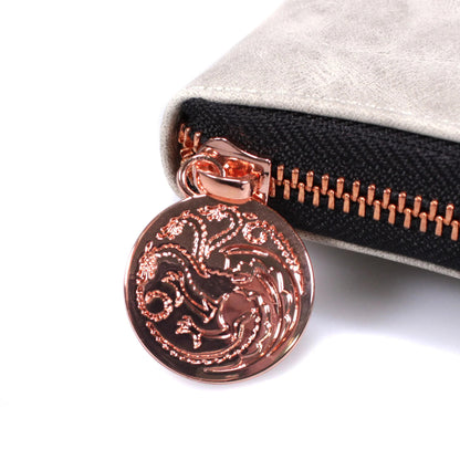 Detaliu cu fermoarul și accesoriul Targaryen al portofelului Khaleesi