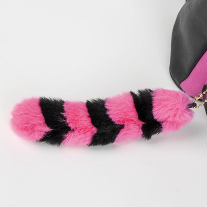 Detaliu cu accesoriul coadă roz și negru al rucsacului Cheshire Cat