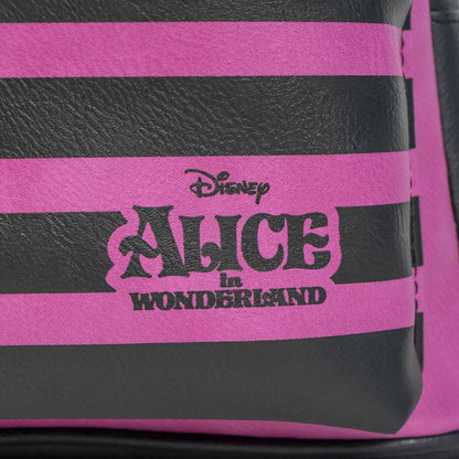 Detaliu cu sigla Alice in Wonderland de pe buzunarul frontal