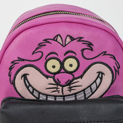 Detaliu cu chipul Cheshire Cat de pe rucsac