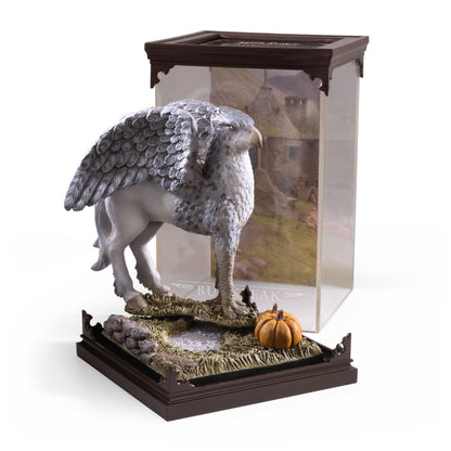 Statueta Buckbeak în vitrină, vedere frontală din semiprofil