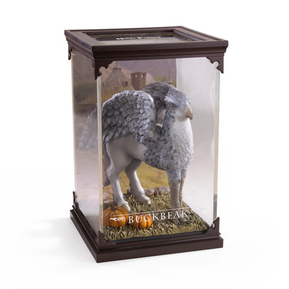Statueta Buckbeak în vitrină, vedere din spate