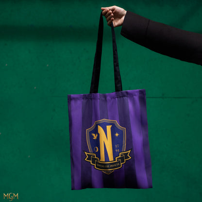 Geanta tote Wednesday Nevermore Academy purtată, partea mov