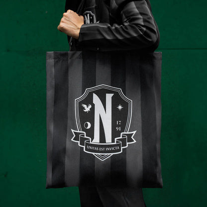 Geanta tote Wednesday Nevermore Academy purtată, partea neagră
