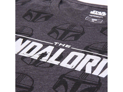 Detaliu cu imprimeul The Mandalorian de pe tricou